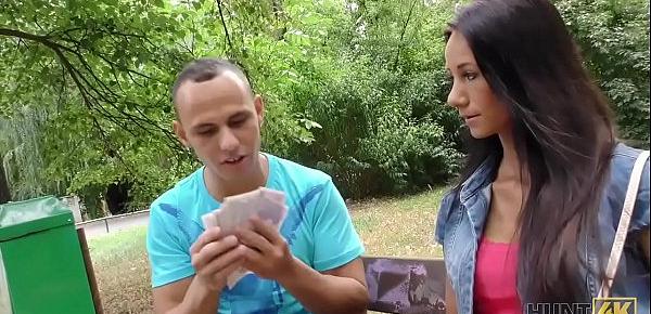  HUNT4K. Cuckold observa como su novia Liliane folla por dinero en el parque